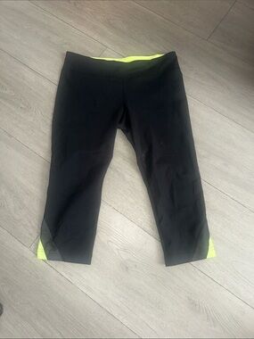 Under armour Black Capri Leggings with Neon Yellow Accents size medium